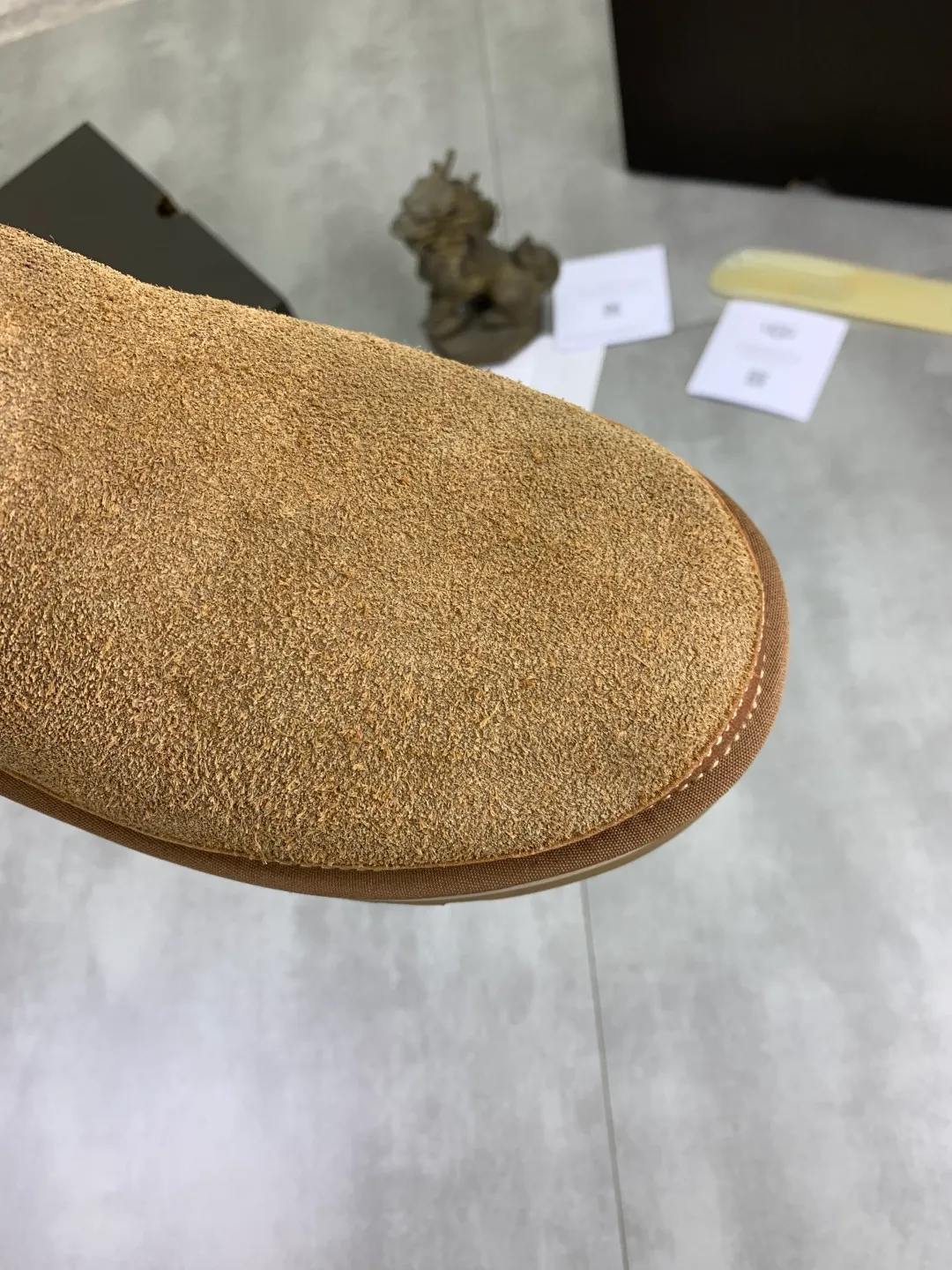 Men's men's shoes 💰P480 New top version UGG 2025 autumn and winter new high-top casual shoes new series Ansley Mules Fashionable and comfortable shallow flat slip-on casual loafers ✨ Classic suede cowhide with 10mm wool lining Insole suede collar Soft and comfortable ❤️ Decorated with UGG classic heat embossed brand logo on the back side Full texture Lightweight rubber sole Anti-slip, wear-resistant and comfortable Color: Black Brown Size: 39-45